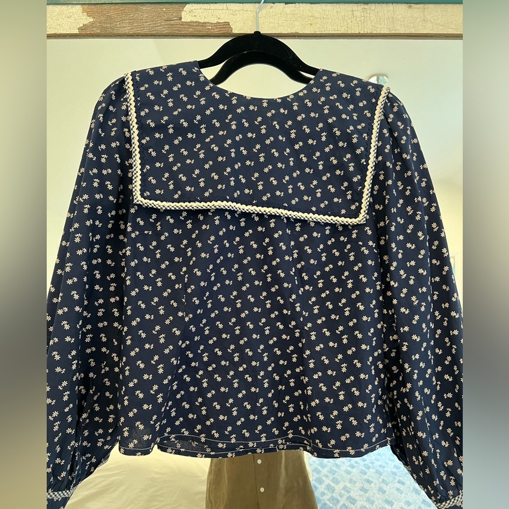 Doen blouse size small. So cute! Worn just a few times ☺️